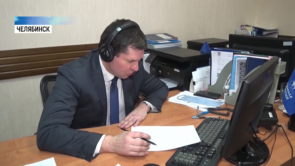 Депутат помог волонтёрам «горячей линии»