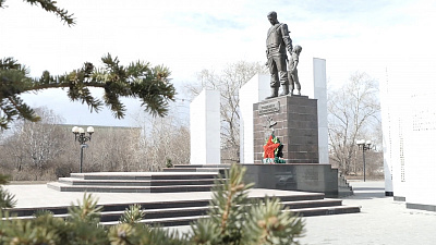 Полицейские читают стихотворение Булата Окуджавы