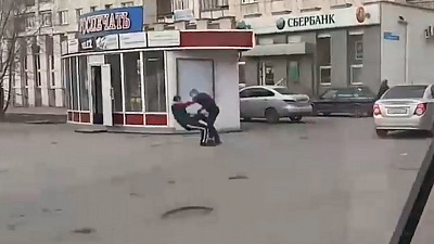 Водители маршруток устроили драку на остановке