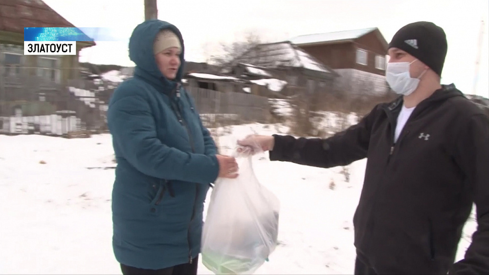 Предприниматель раздает продукты многодетным семьям