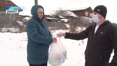 Предприниматель раздает продукты многодетным семьям
