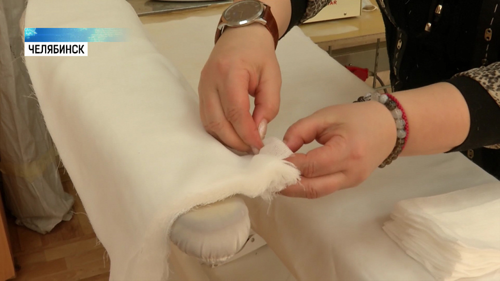 Преподаватели шьют маски для социальных служб