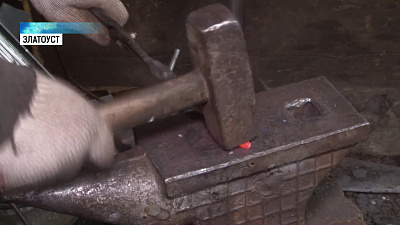 Кузнец из Златоуста делает крючки с животными