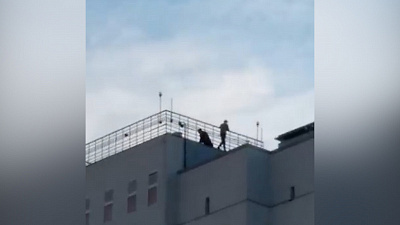 Подростки коротают день на крыше многоэтажки