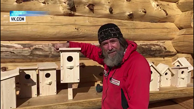Фёдор Конюхов строит скворечники