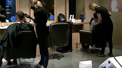 «Долго не стриглись, обросли»: в челябинских парикмахерских наплыв посетителей