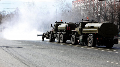 Поливают город раствором: как в Челябинске обрабатывают дороги от коронавируса