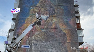 Как надевали медицинскую маску на Девушку с караваем