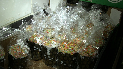 В цеху освящают куличи