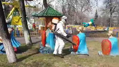 Борцы с клещами попали на видео в парке Пушкина