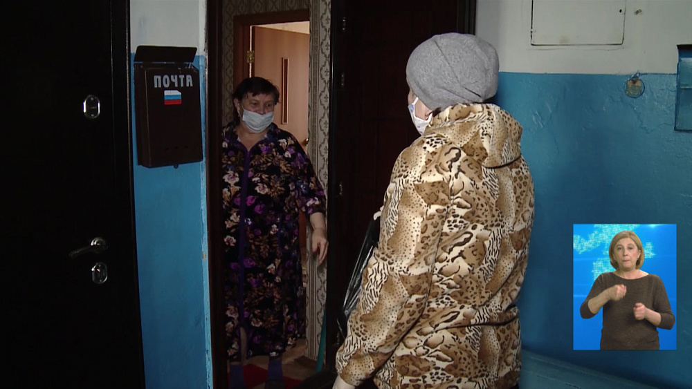 Соцработники получат доплату в 10 000 рублей