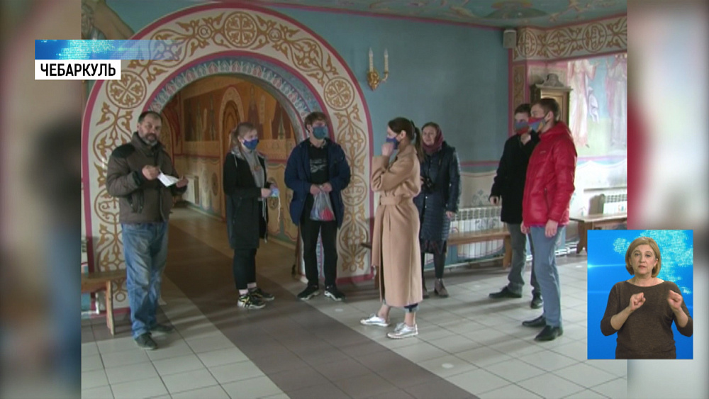 В храме шьют и бесплатно раздают маски