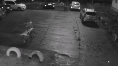 Унёс мотоцикл на руках: видео необычного угона