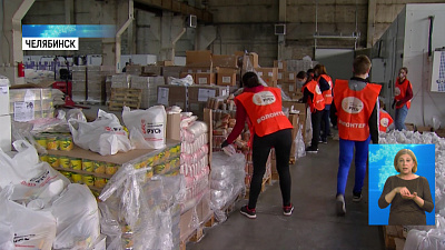 Волонтёры доставляют продукты пенсионерам