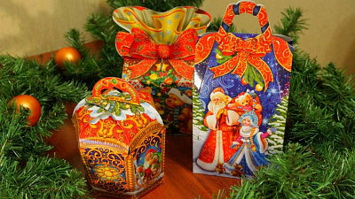 Особенности выбора новогодних подарков для садов и школ