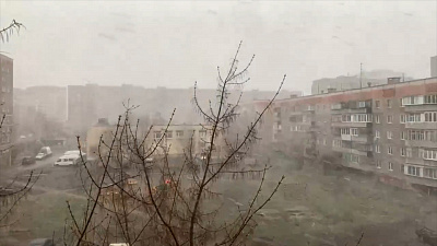 В Магнитогорске буря срывает крыши: видео грозной стихии