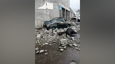 На «Оку» упала стена из шлакоблоков: видео последствий бури в Магнитогорске