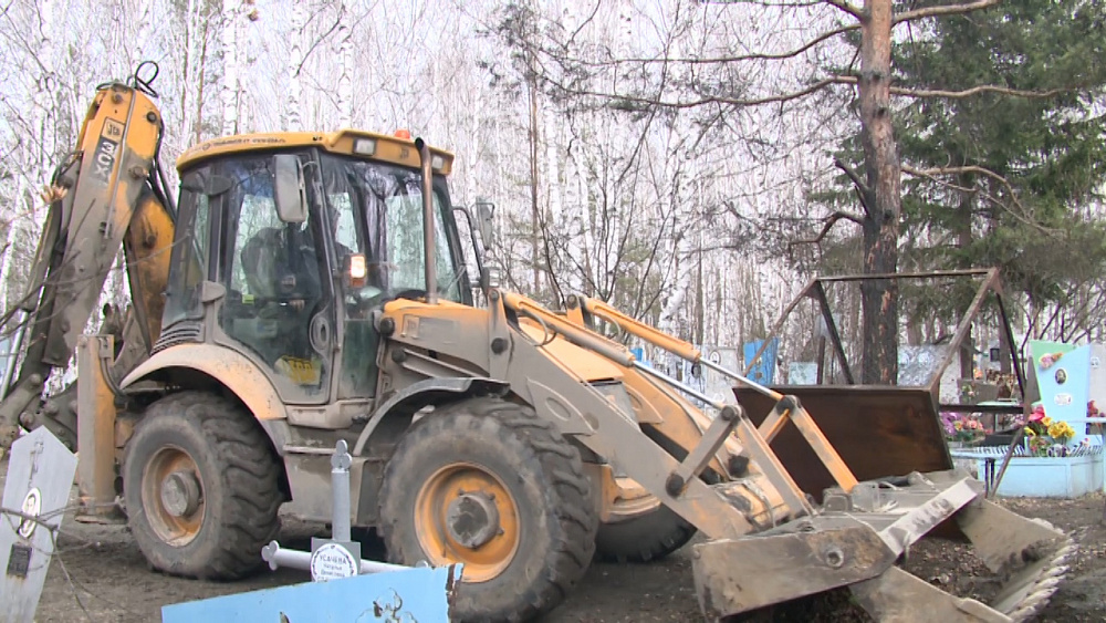 В Миассе проводят уборку кладбищ