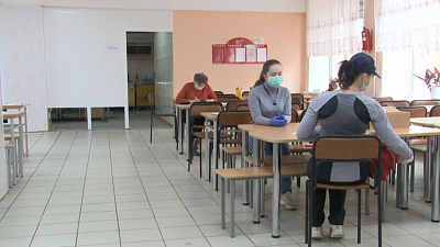 Школьники получают молоко