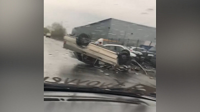 Видео ДТП: ВАЗ перевернулся на крышу на улице Валдайской