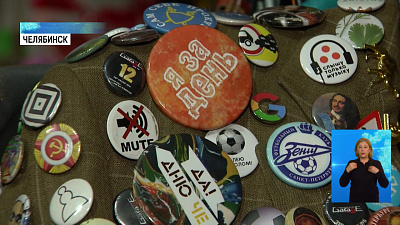 Артист собрал на пиджаке деда 4,5 кг значков