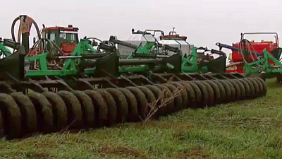 В 11 районах Челябинской области аграрии начали сеять яровые