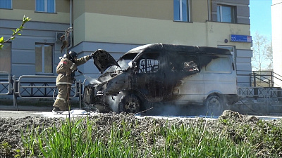 ГАЗель загорелась возле здания суда: видео очевидцев
