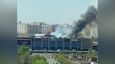 ТРК Родник окутан чёрным дымом: видео пожара