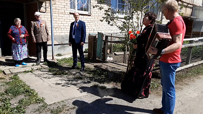 Фронтовика поздравили с Днём Победы прямо во дворе его дома