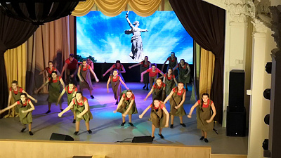 Дети Троицка поздравили ветеранов танцем «Родина-мать»