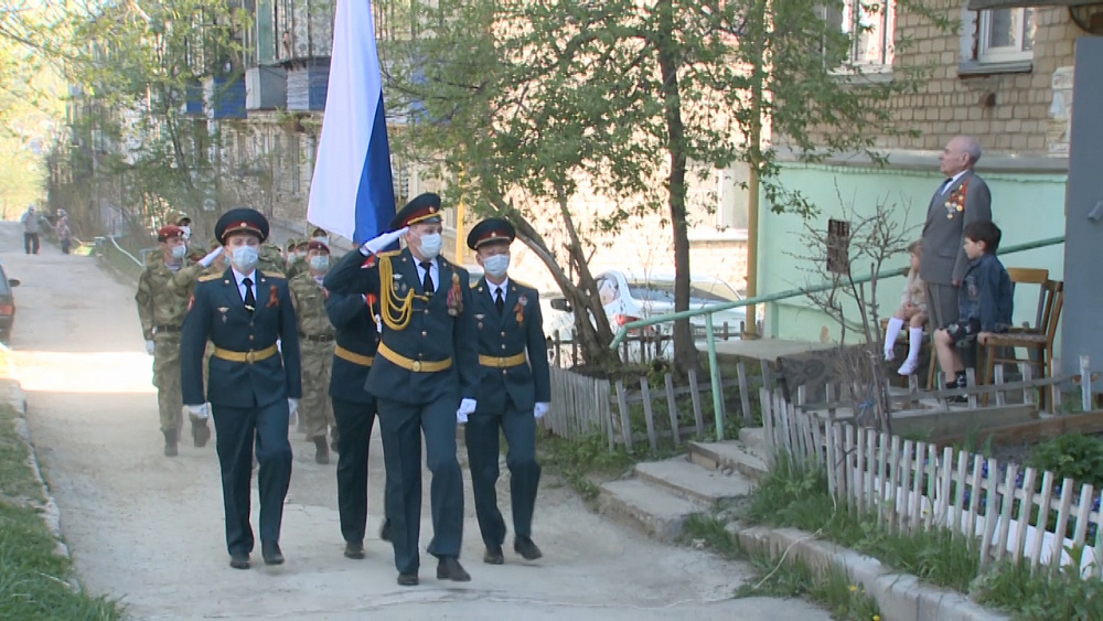 Миасскому ветерану организовали парад под окнами