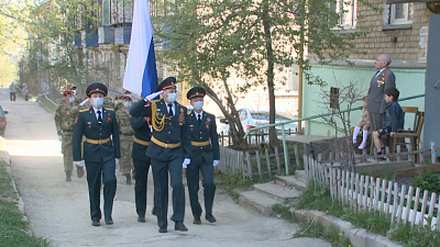 Миасскому ветерану организовали парад под окнами