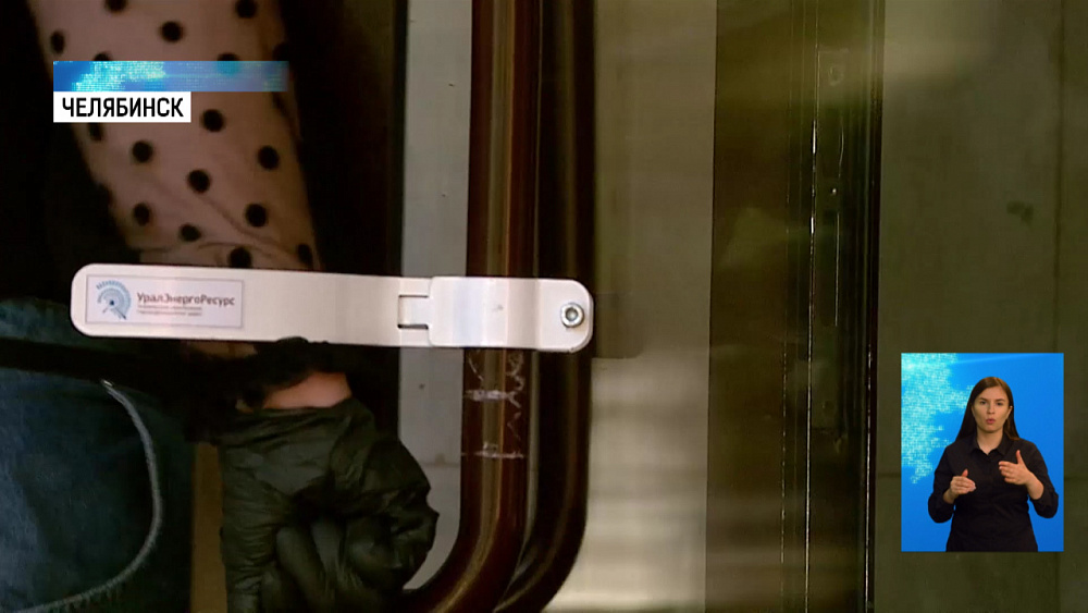 Двери больницы можно открыть, не касаясь ручки