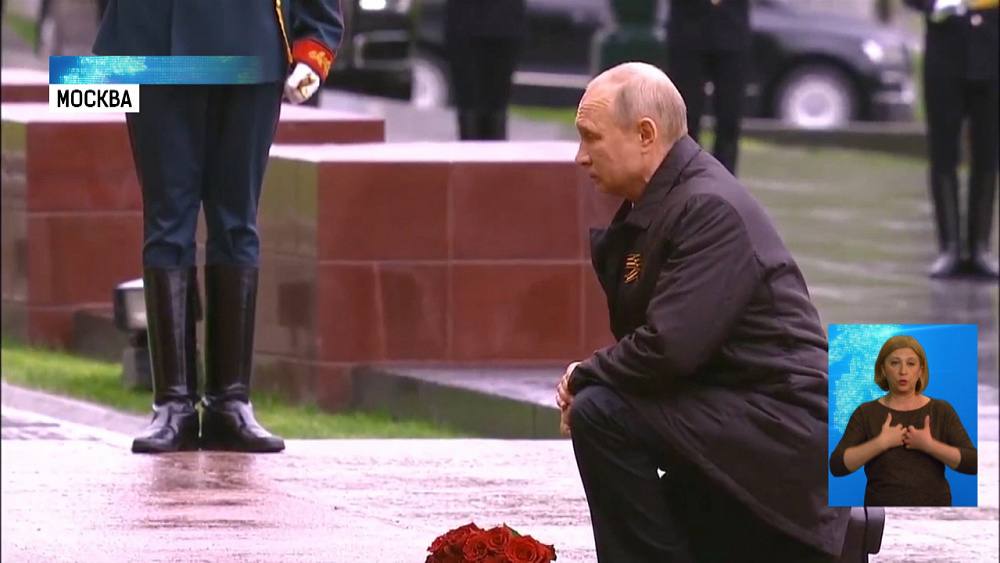 Президент возложил цветы к Вечному огню