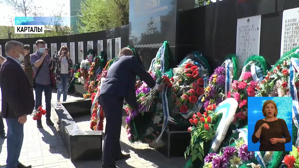 Южноуральцы возложили цветы и венки