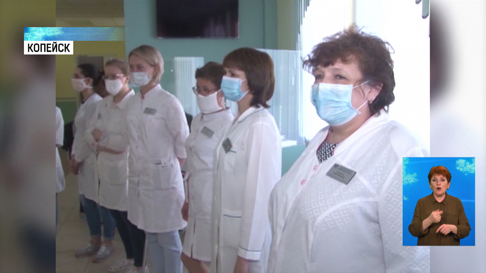 Депутат госдумы вручил маски врачам