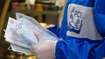 В городах Челябинской области волонтеры бесплатно раздают медицинские маски