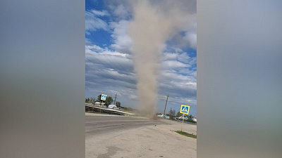 Песчаный смерч сняли на видео в Челябинской области