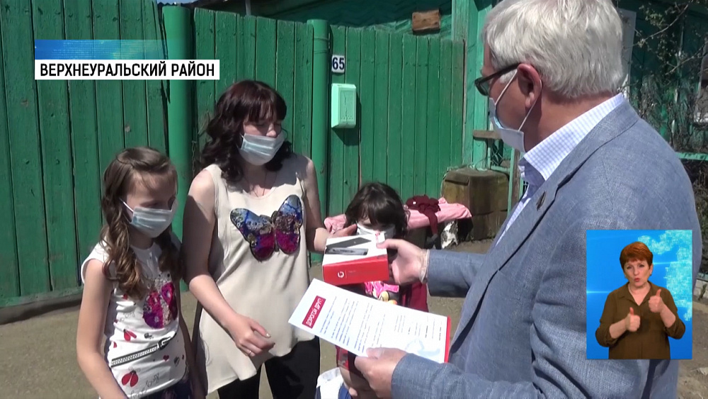 Школьникам области вручают планшеты