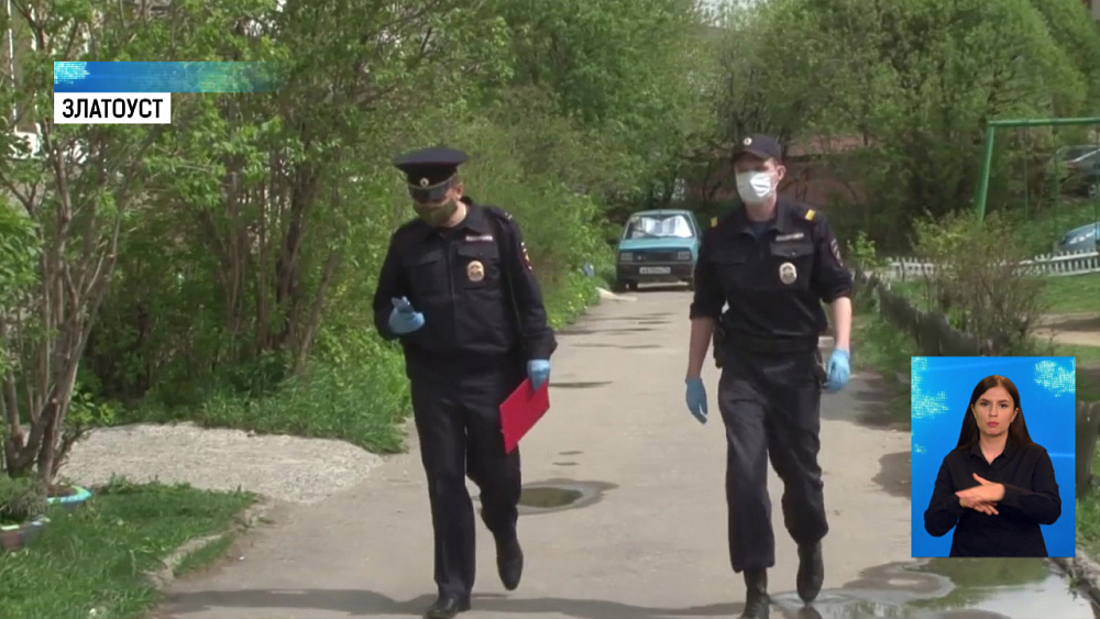 Полицейские проверяют наличие масок 