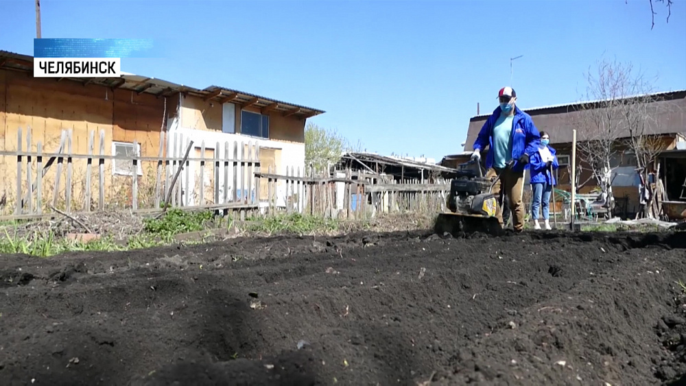 Волонтёры помогают пенсионерам в огороде