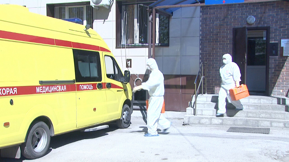 Медработникам передали комплекты защитных костюмов