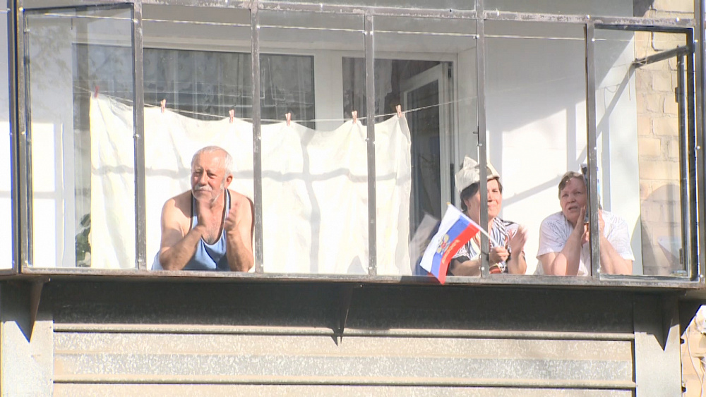 Миасцы поют песни победы со своих балконов