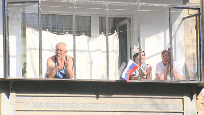 Миасцы поют песни победы со своих балконов