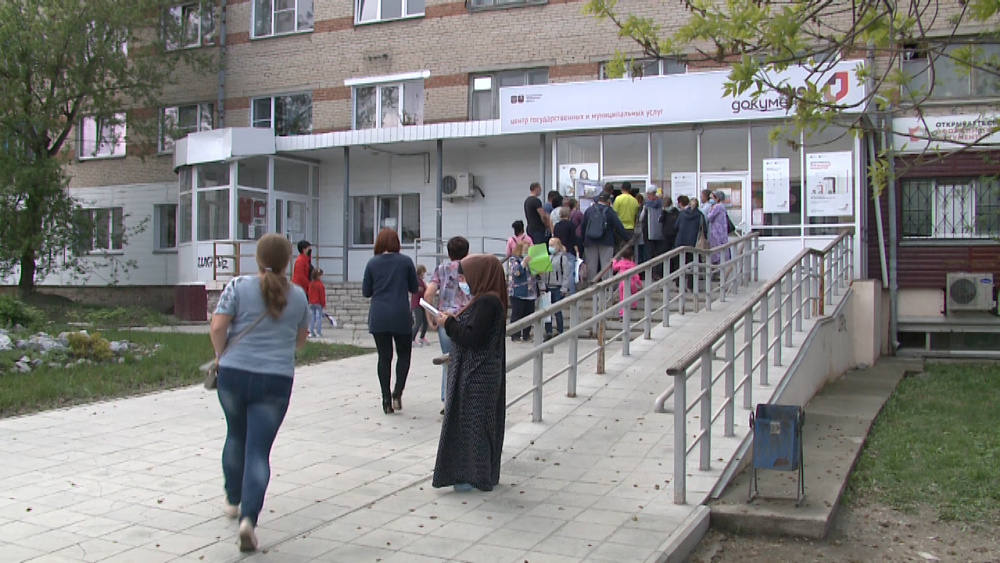 У дверей МФЦ образовалась огромная очередь
