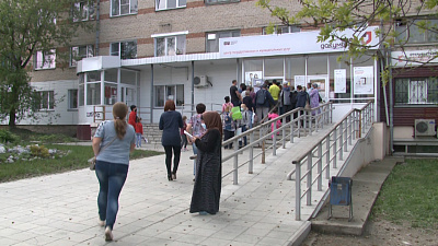 У дверей МФЦ образовалась огромная очередь