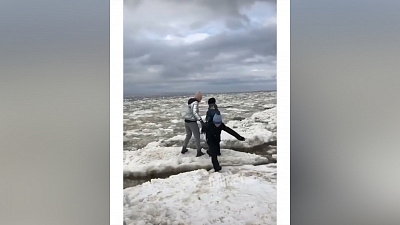 Опасное видео: женщина и двое детей перепрыгивают с одной льдины на другую