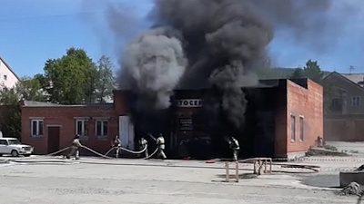 В Миассе очевидец снял на видео тушение пожара, в автосервисе