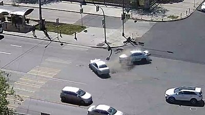 Пассажир вылетел из такси в результате ДТП. Видео 18+