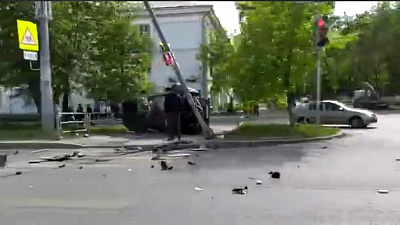 Фургон перевернулся на бок: видео последствий аварии в Челябинске